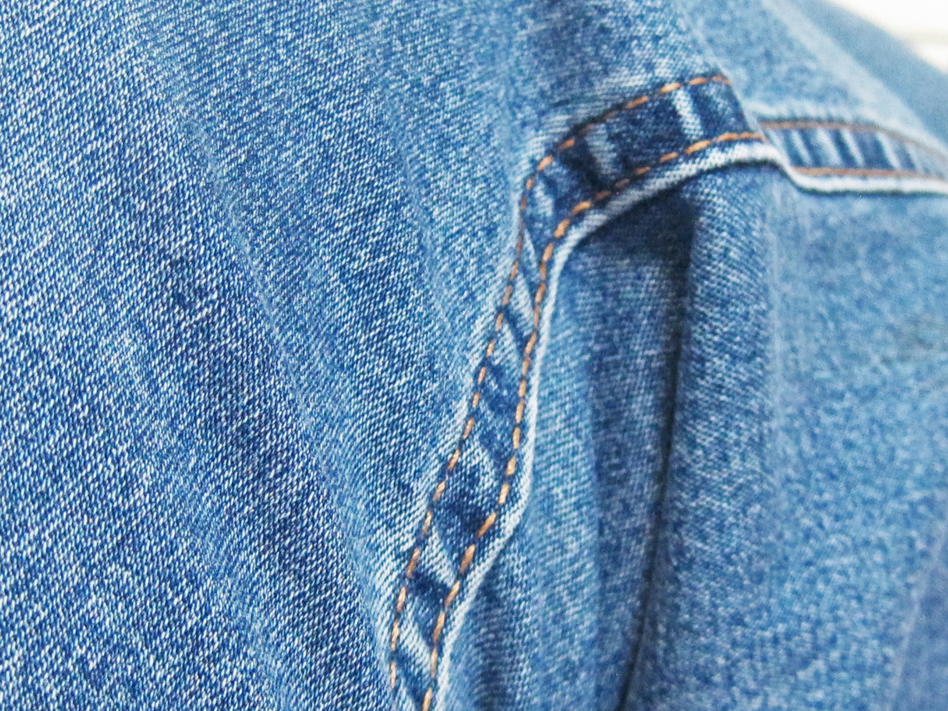 Cuciture e piegare in blue jeans
