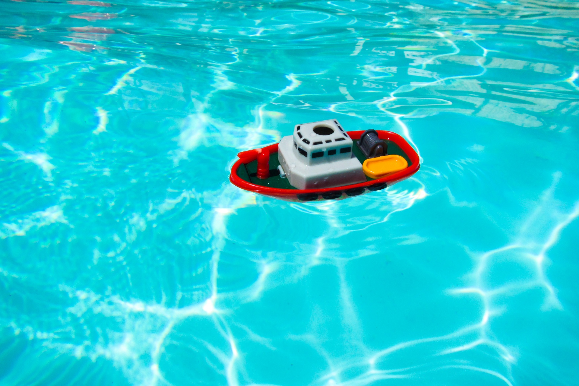Barco do brinquedo na piscina