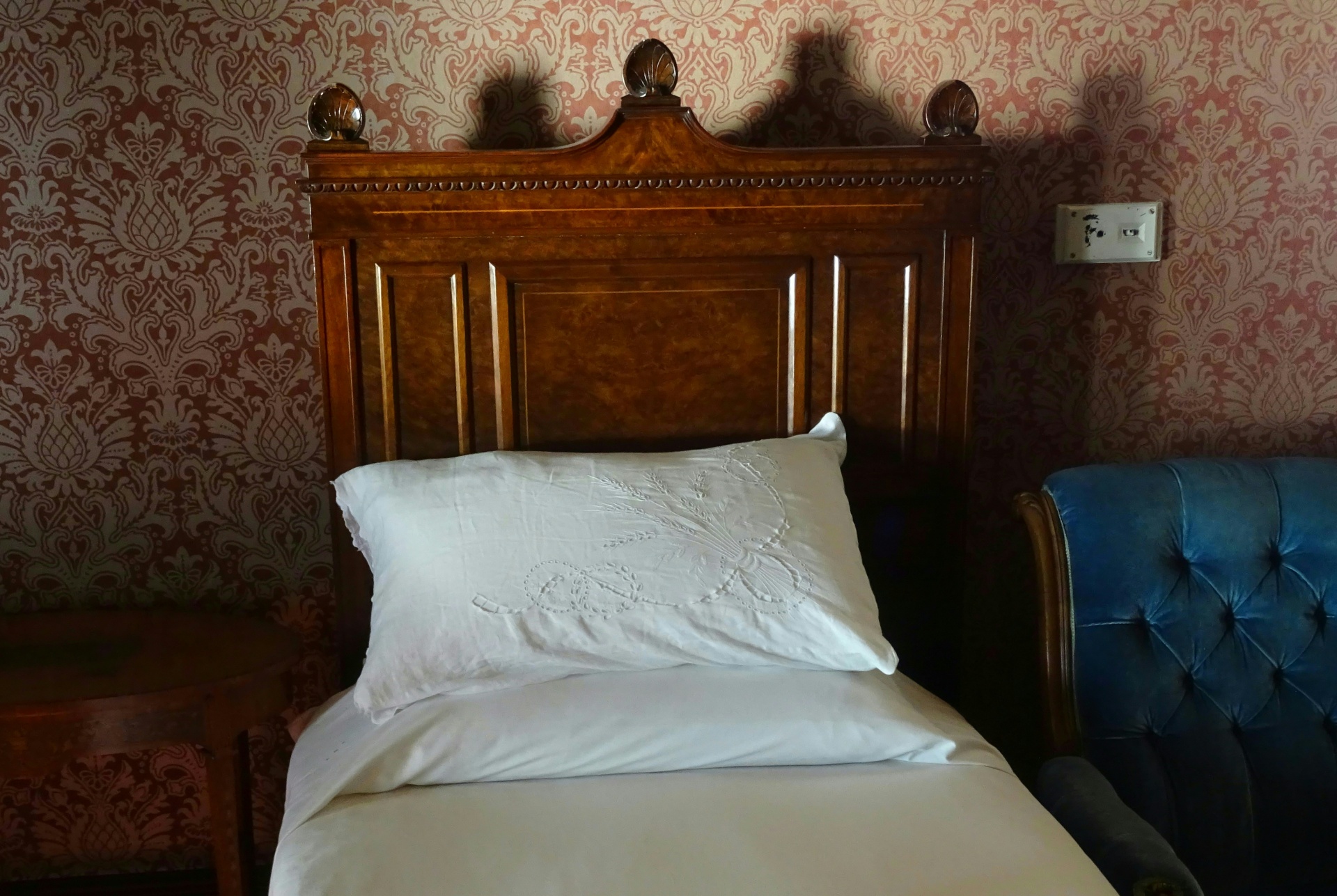 Victorian säng i sovrummet