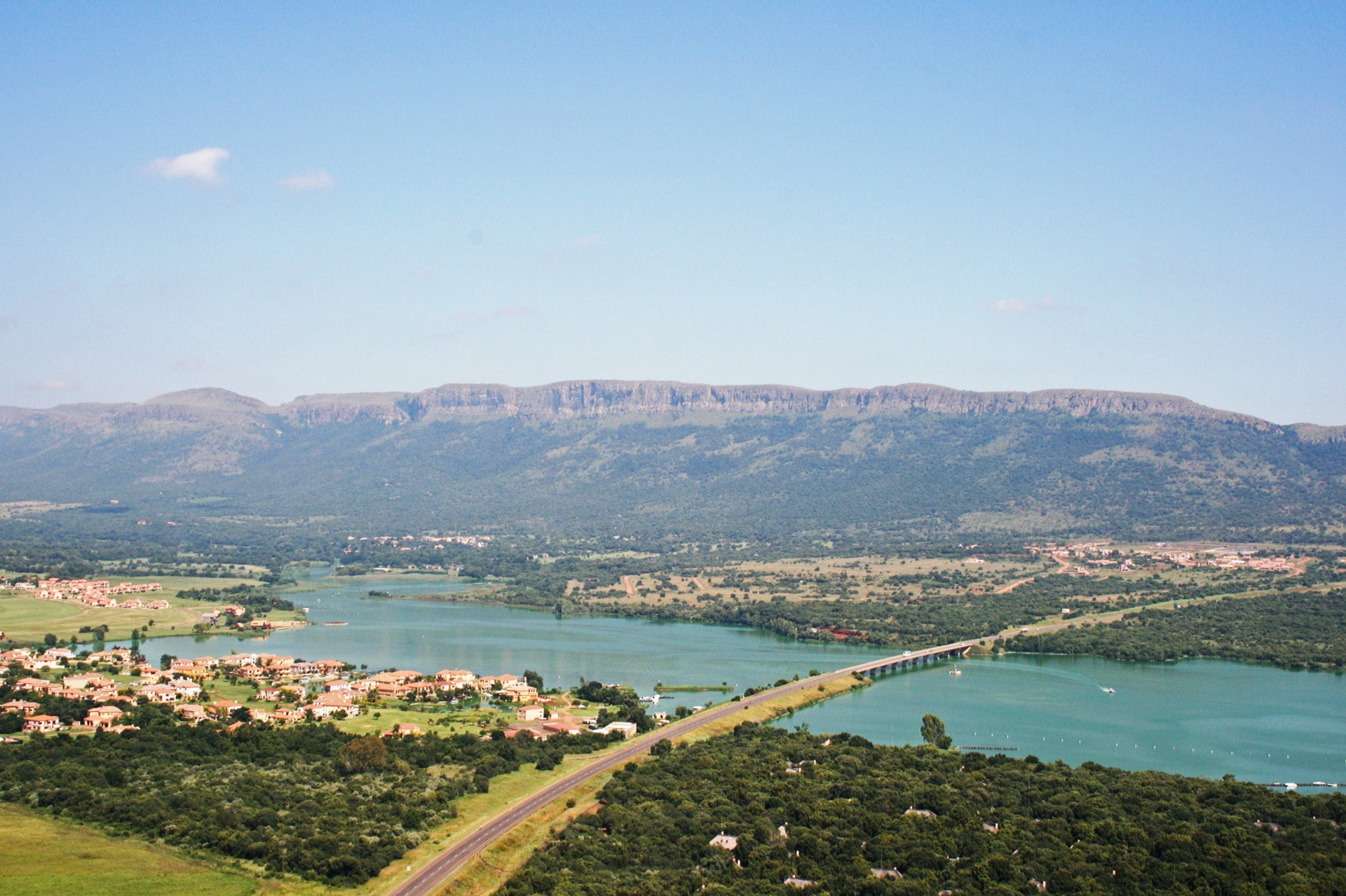 Vista della diga e montagna