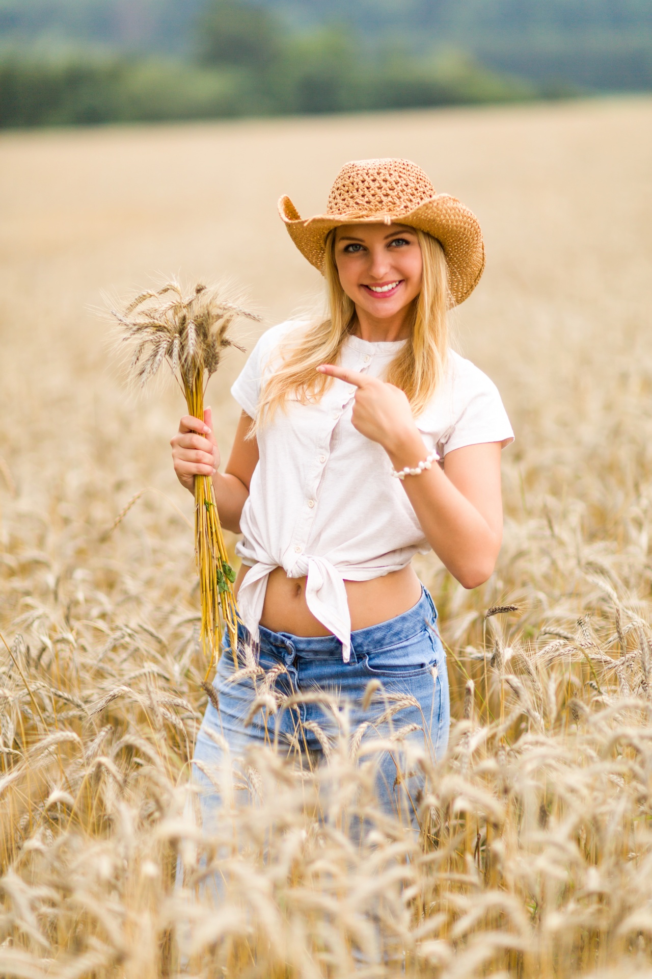 Donna nel campo di grano