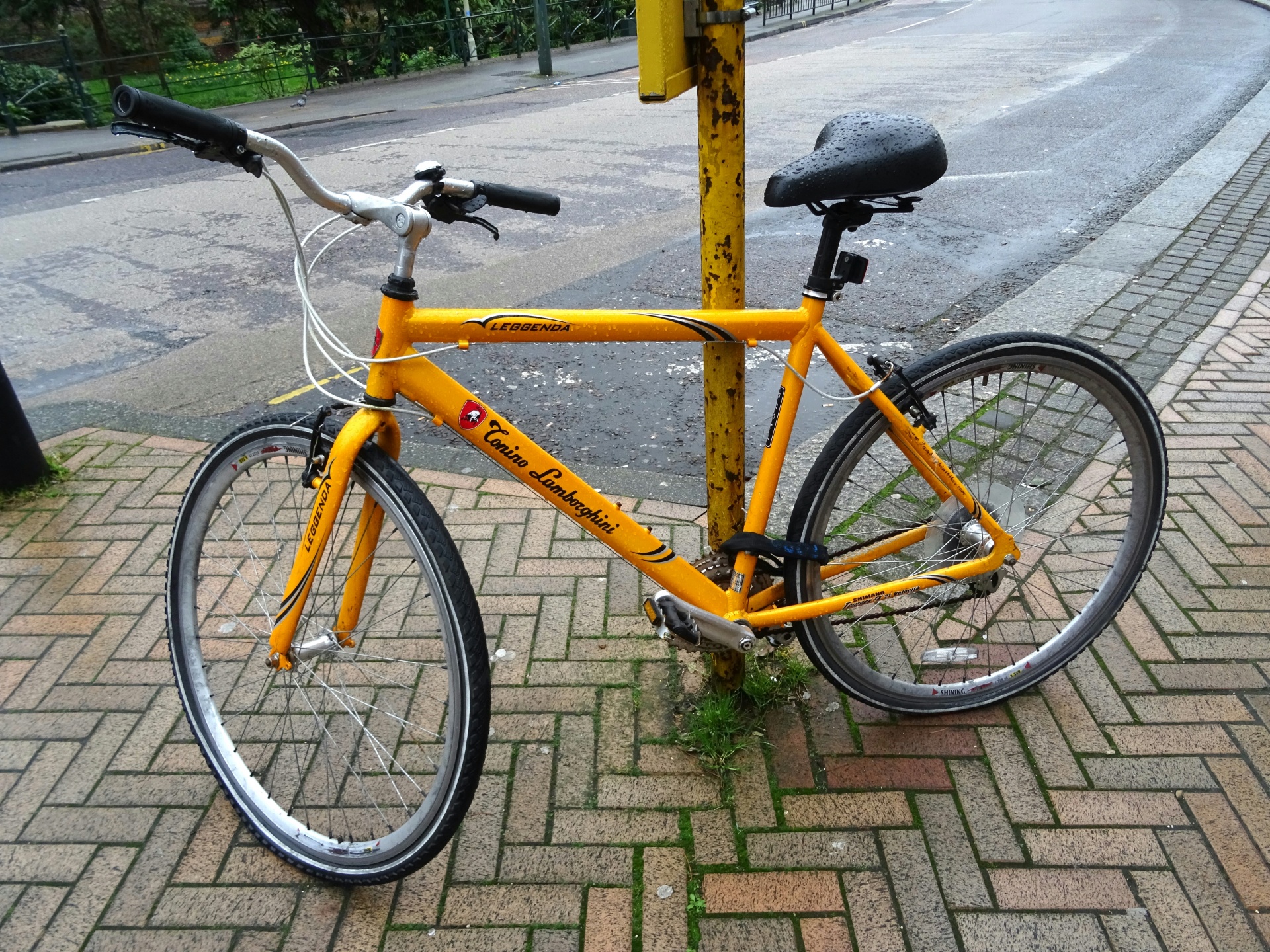 黄色自行车在雨中