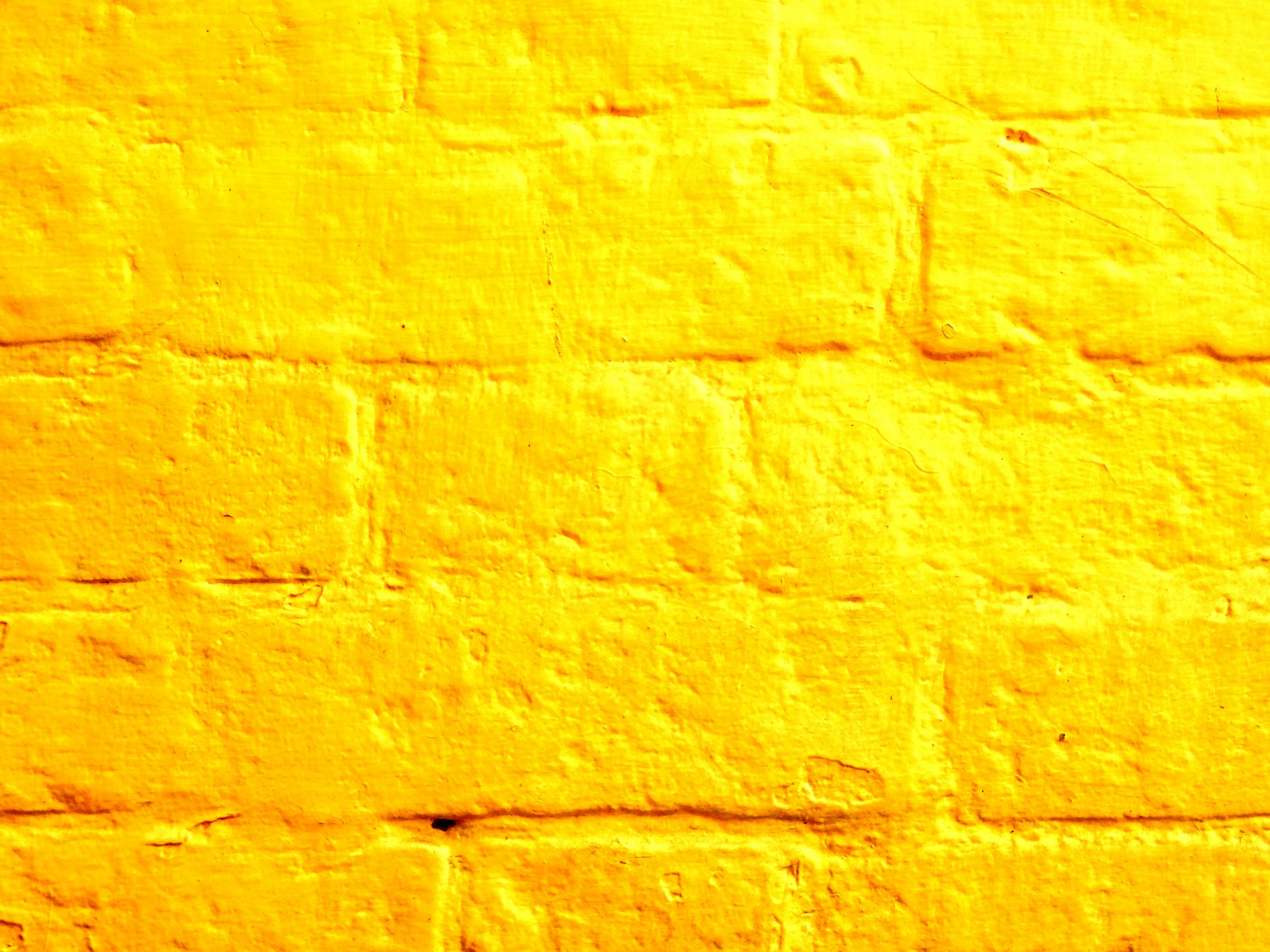 Giallo muro di mattoni dipinti