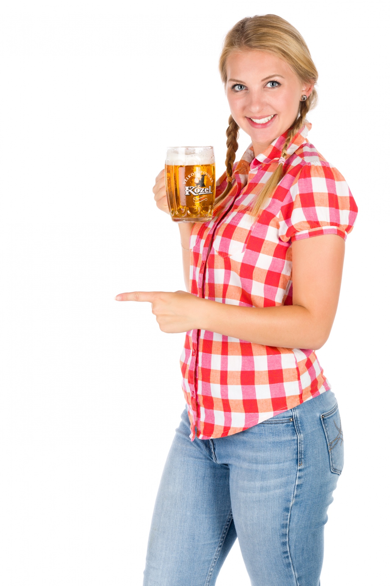 Giovane donna con la birra