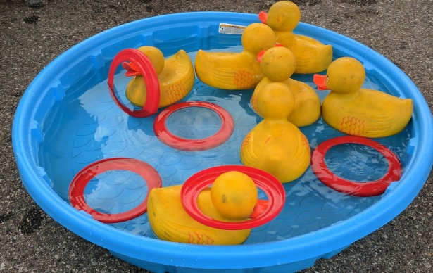 https://www.publicdomainpictures.net/pictures/220000/nahled/rubber-ducky-carnival-game.jpg