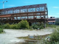 Structure d'acier abandonnée abandon