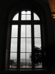 アーチ型窓の雨の日