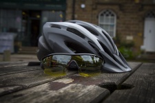 Kerékpáros sisak és sport napszemüveg