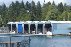 Blaue Boathouses am Kohlehafen