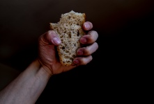 Brot in der Hand