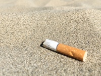 Cigaretta csikk a homokban