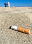 香烟对接在海滩上