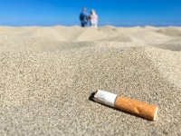 Bletki papierosów na plaży