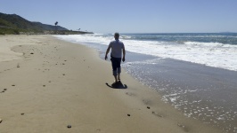 Homem, andar, ao longo, praia