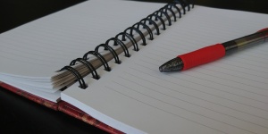 Abra o caderno com caneta vermelha