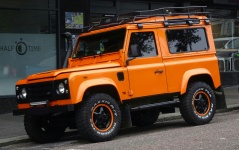 Oranje Land Rover Defender Jeep