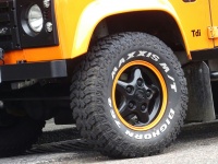 Orange Land Rover Jeep Vorderrad