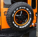 Orange Land Rover Jeep Ersatzrad