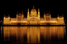 Budova v noci parlament