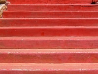 Pirosra festett lépések