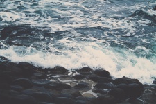 海と石