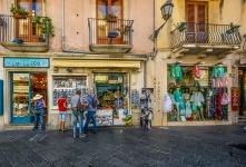 Nakupování ve starém městě Taormina