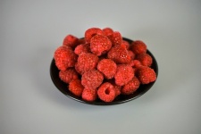 树莓在碗里