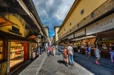 Promenera längs Ponte Vecchio