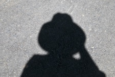 Donna in ombra del cappello