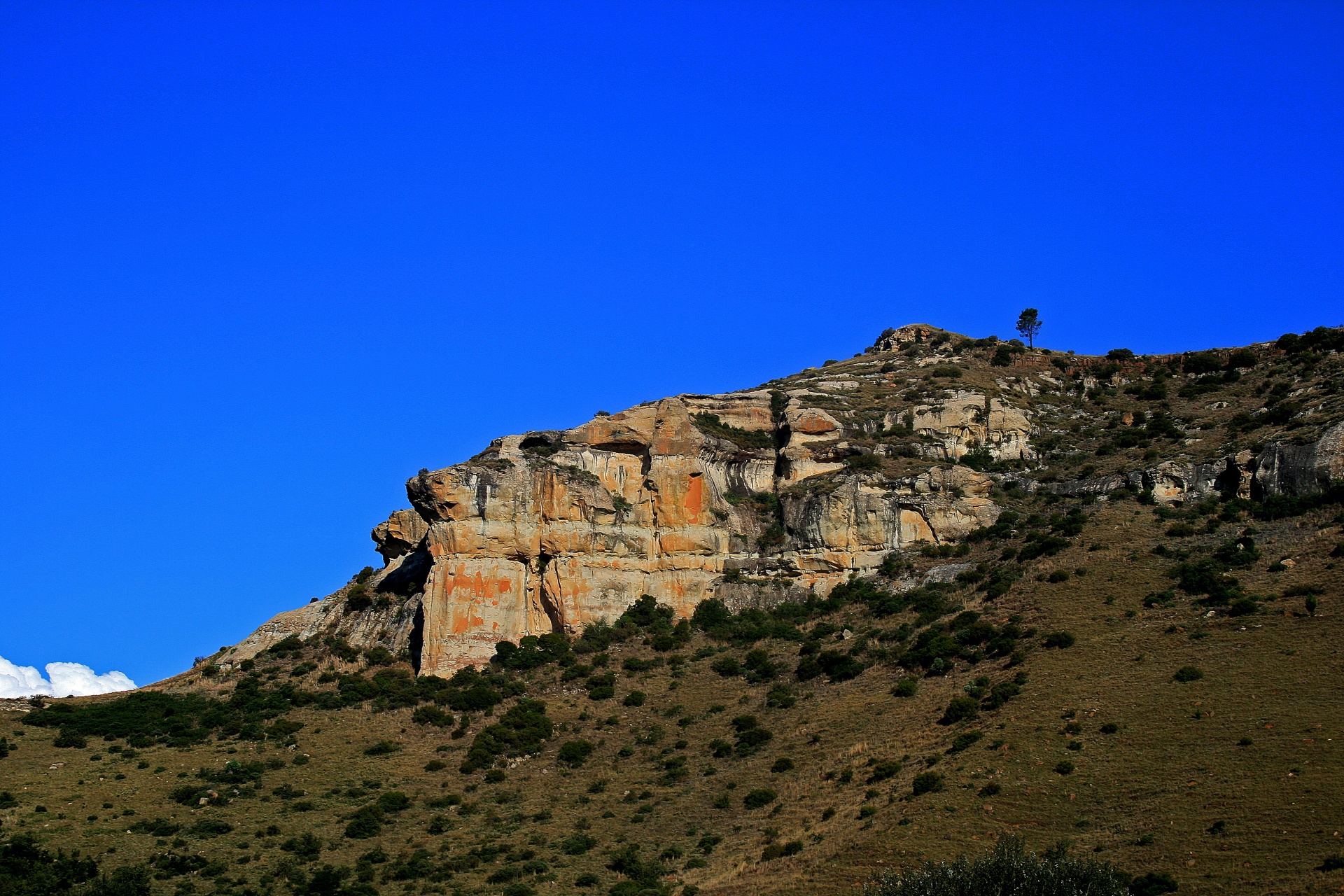 砂岩悬崖反对蓝天