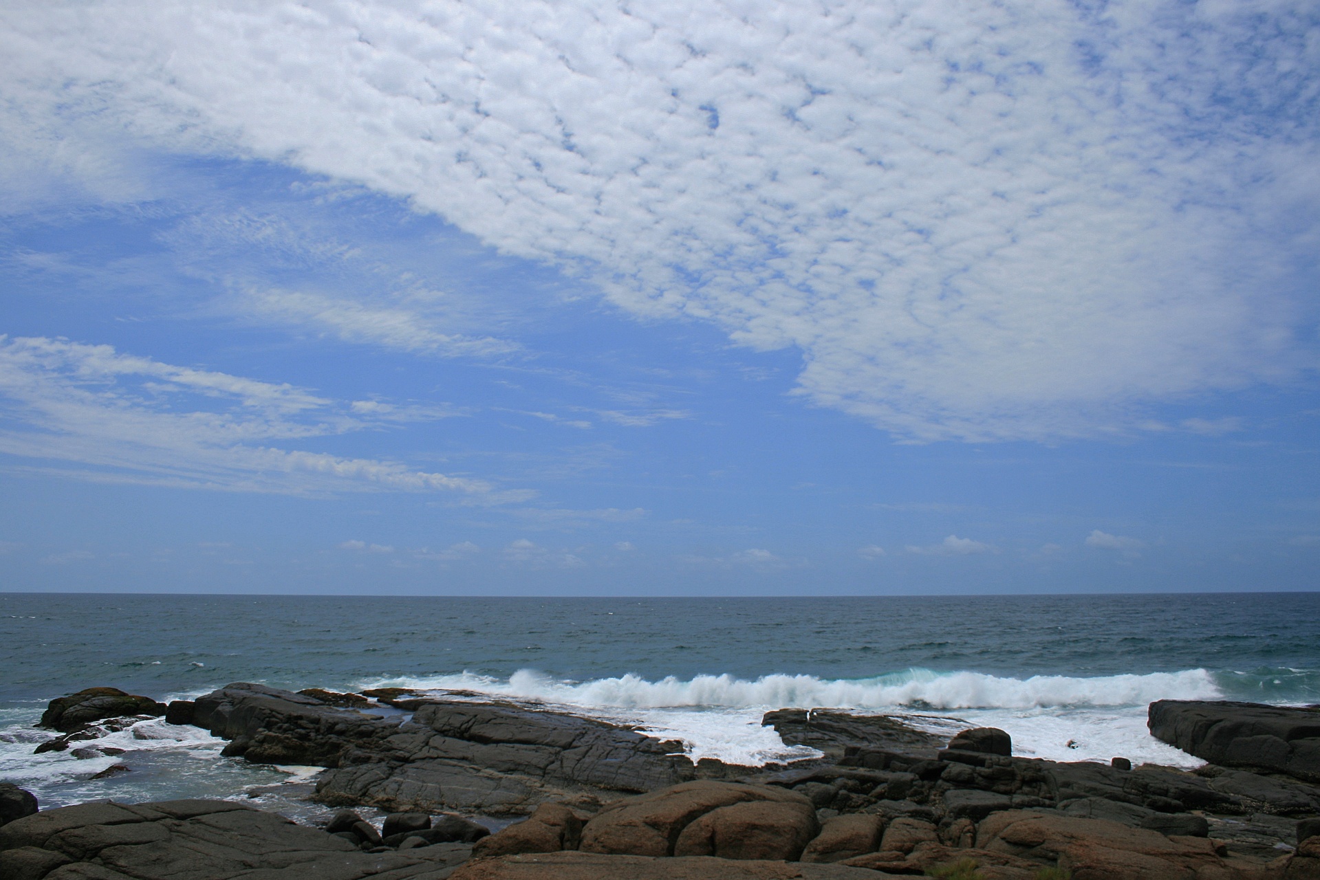 海和岩石在多云的天空