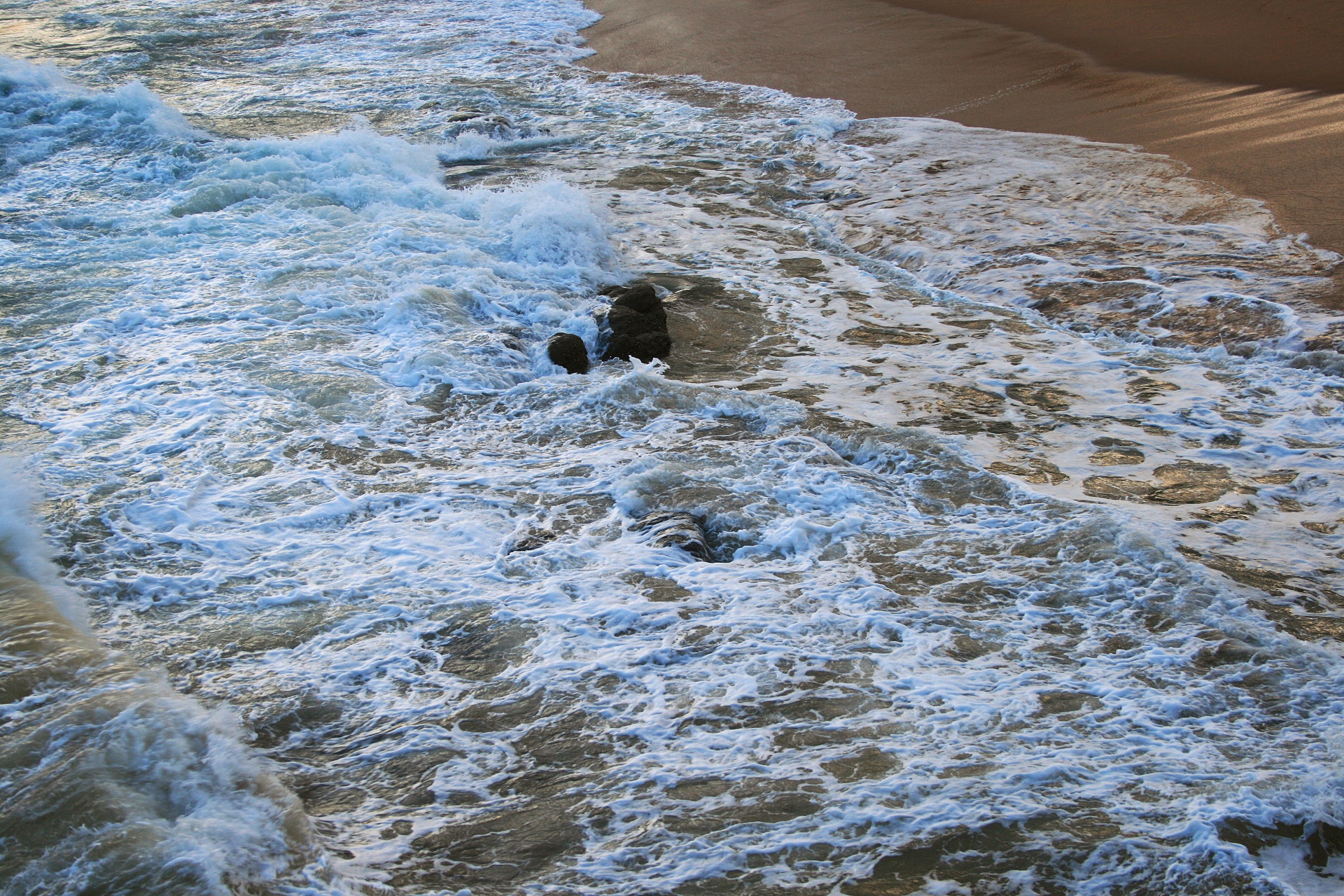 波浪推过海滩