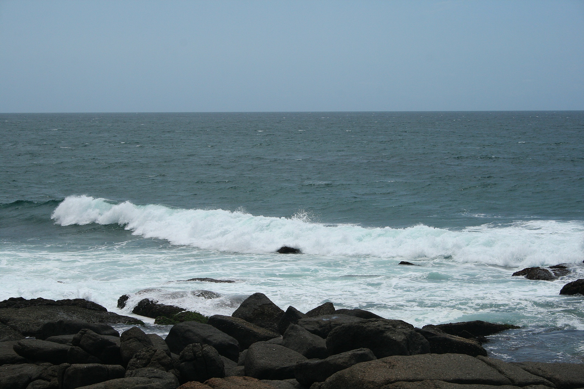 波浪滚向岩石