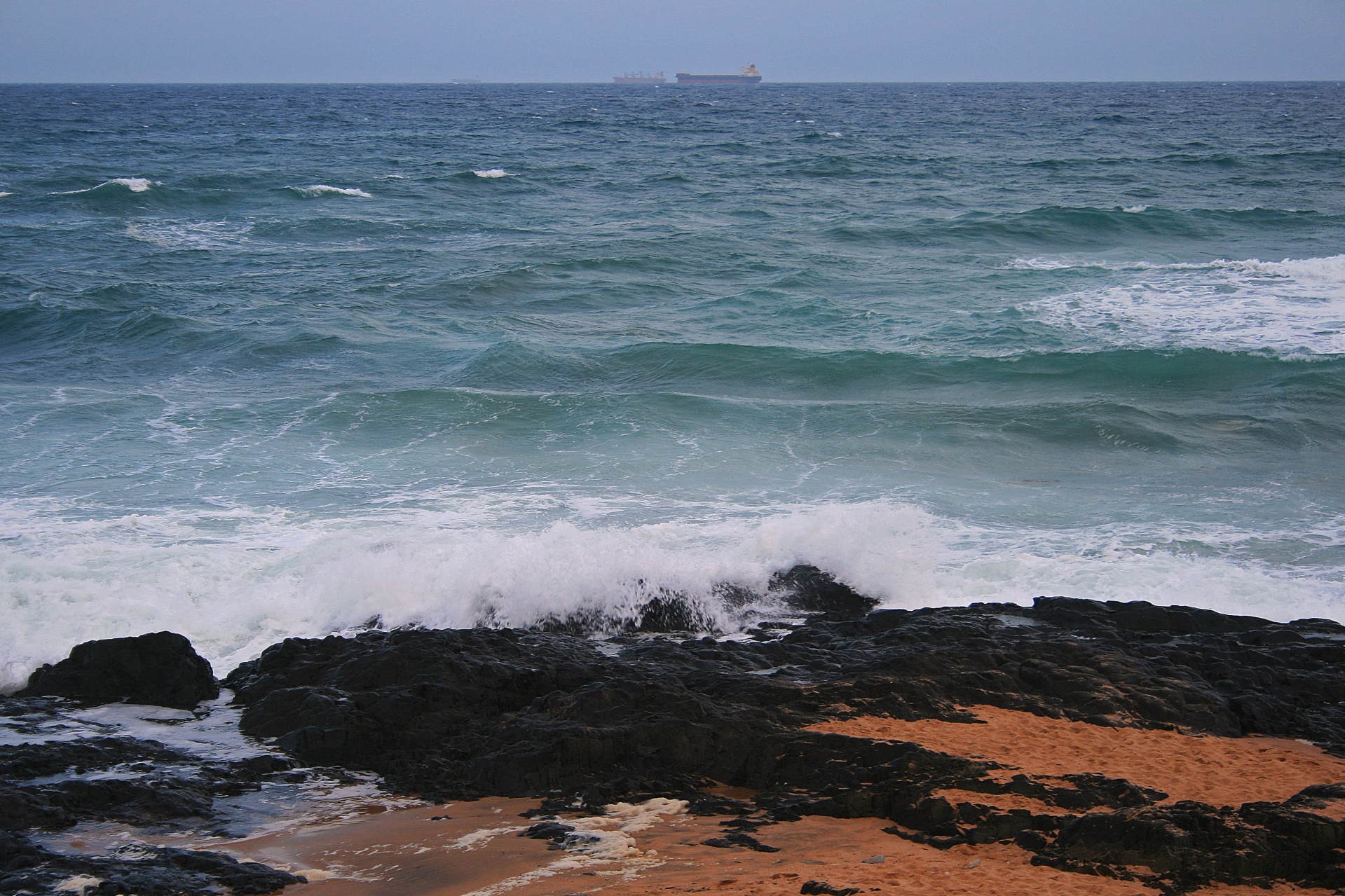海浪破岩