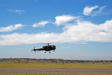 Alouette iii hélicoptère dans le ciel
