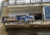 Balkon in armer Nachbarschaft