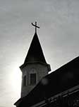 Vogelperche auf Kirche Steeple Cross