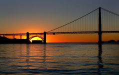 Most na zachodzie słońca