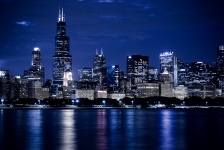 芝加哥天际线在晚上