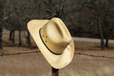 Sombrero de vaquero en la cerca de alamb