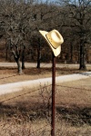Sombrero de vaquero en el poste de la ce