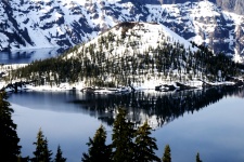 Kráterské jezero ve sněhu