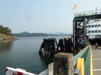 Ferry au quai dans les îles san juan