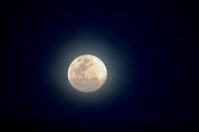Brume autour de la pleine lune