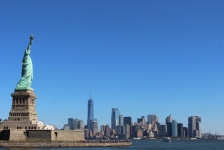 Liberty har utsikt över New York City