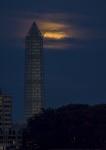 Luna dietro il monumento di Washington