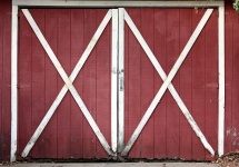 Viejas puertas rojas del granero