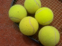 Tennisballen en rackets