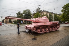 Różowy czołg w Brnie
