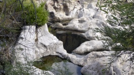Baseny wody w skałach